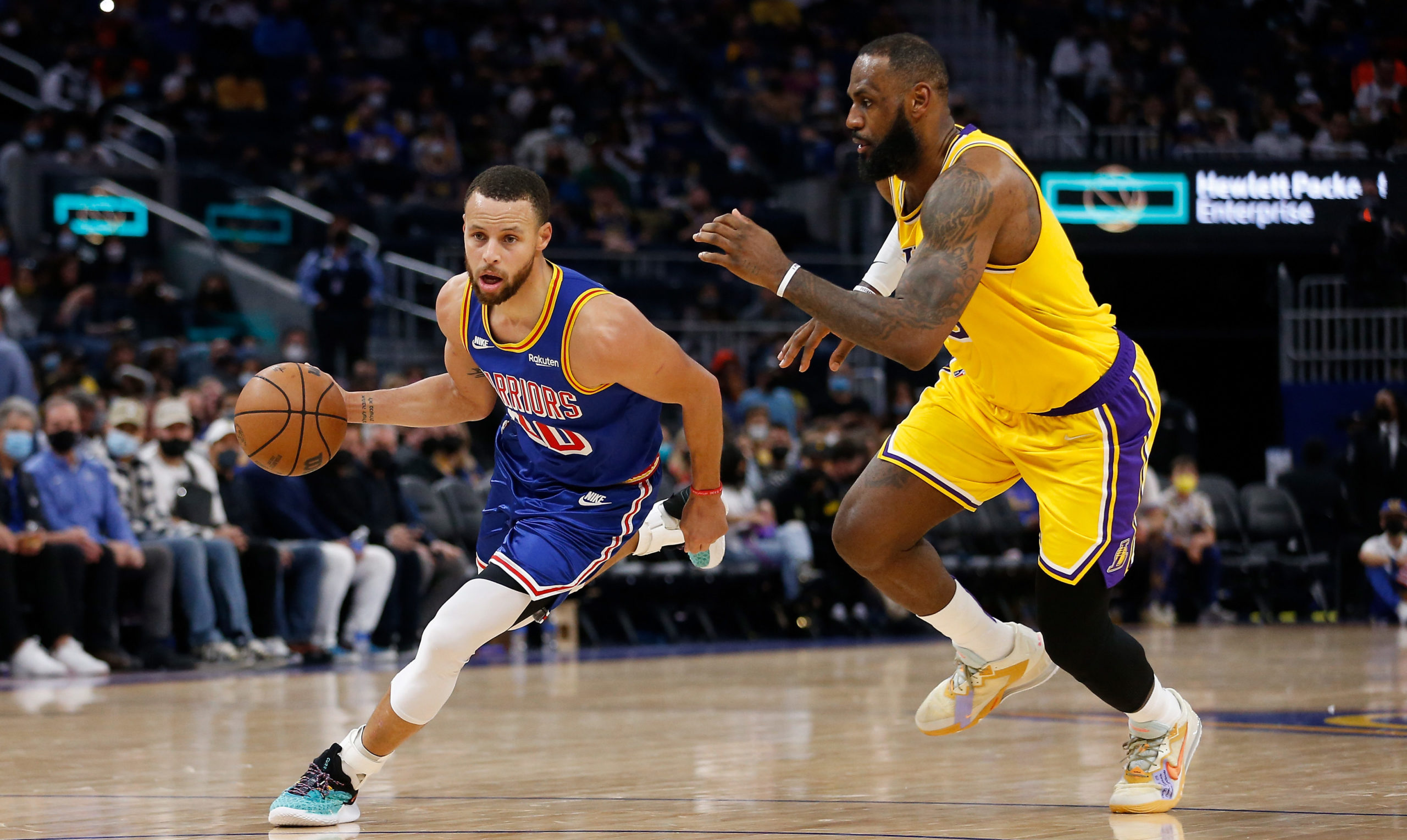 Photo d’une action de basketball avec 2 joueurs. 